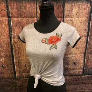 Plain Grey Tee w/ Floral Patch💐✨